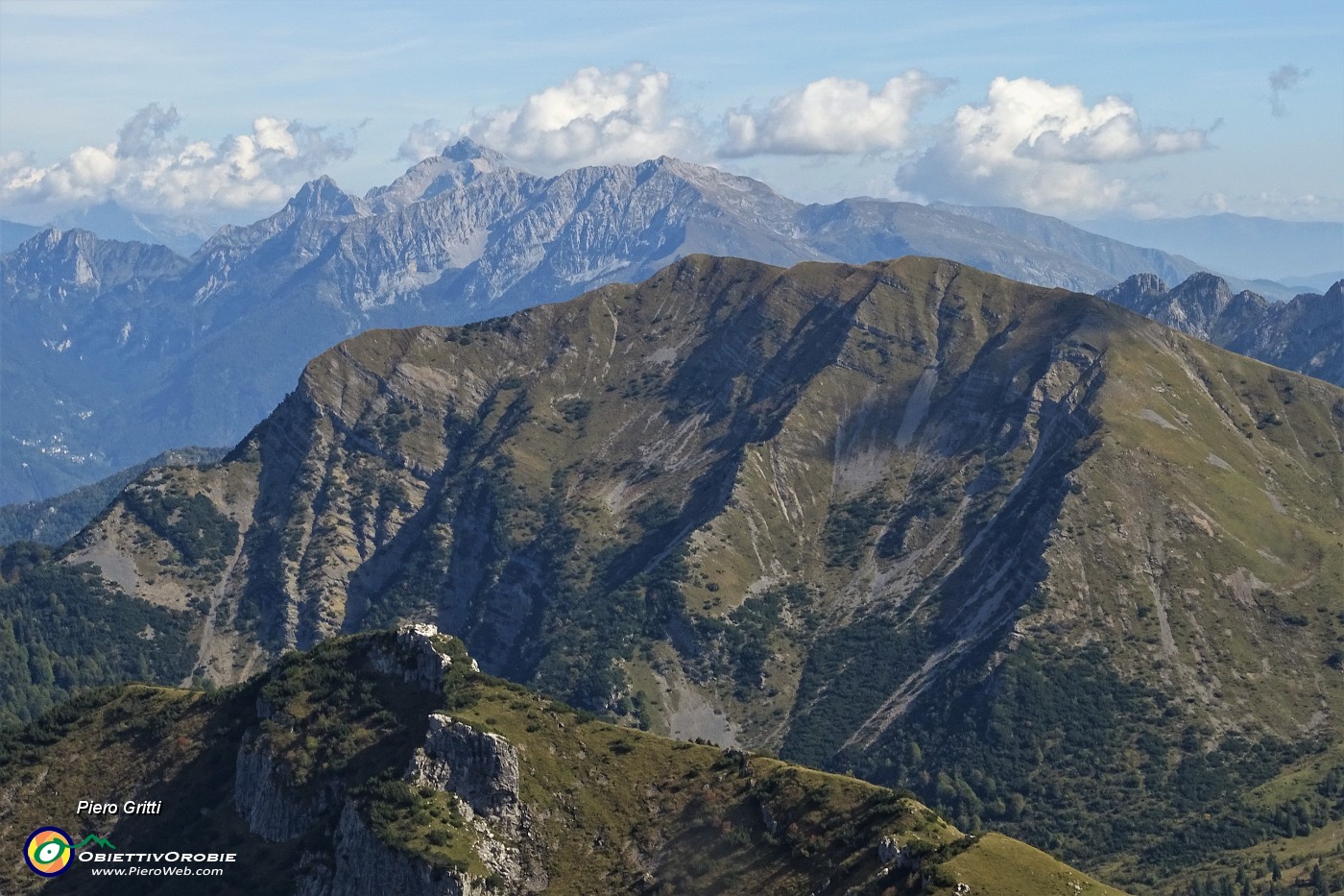 68 Vista verso Cantarso in basso, Aralalta-Baciamorti al centro.Menna e Arera in alto.JPG